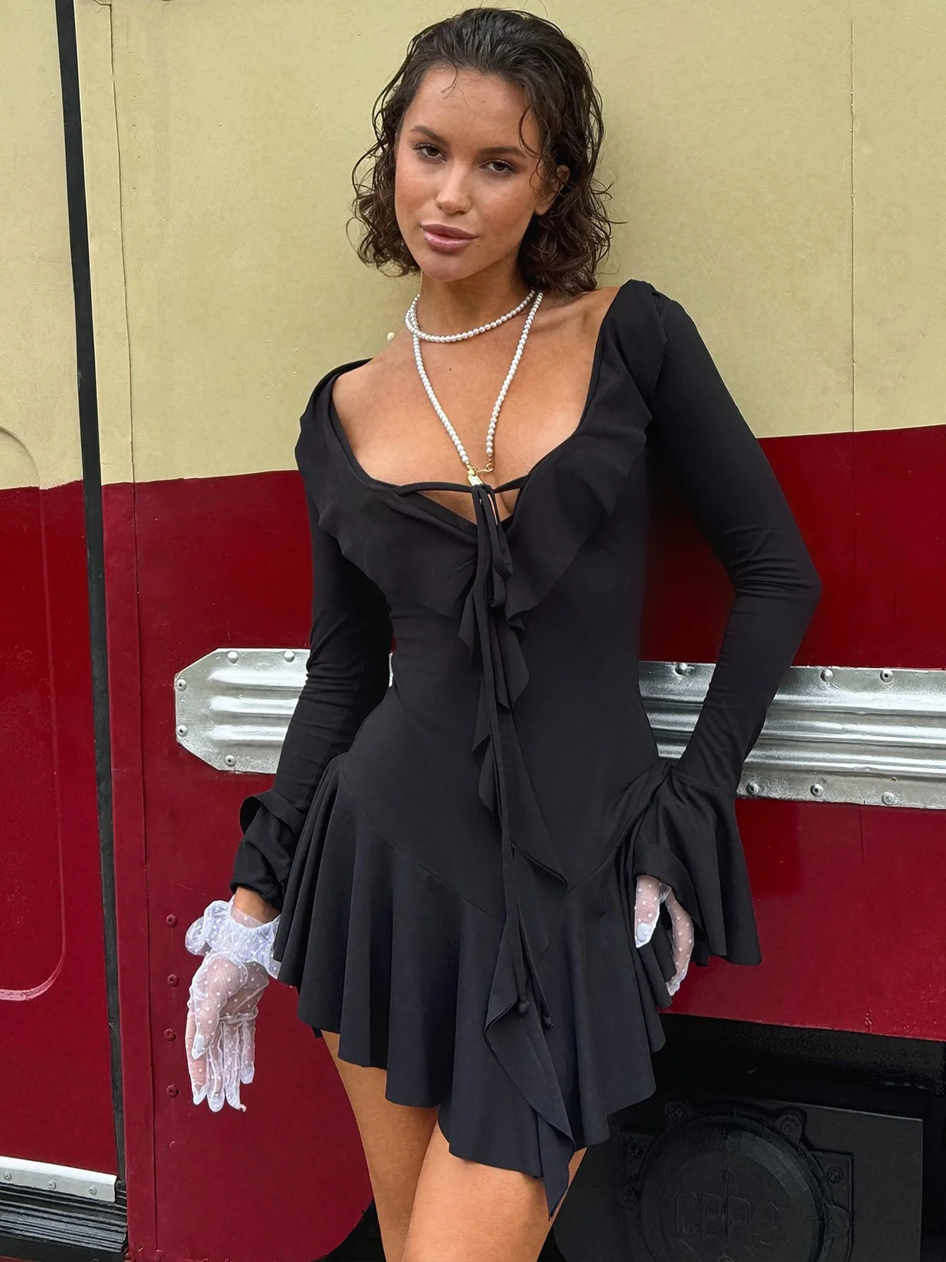 فستان نسائي كاجوال أنيق ربيع 2025 عميق رقبة على شكل V وأكمام واسعة مكشكشة دانتيل مطوي فستان قصير أنيق #3