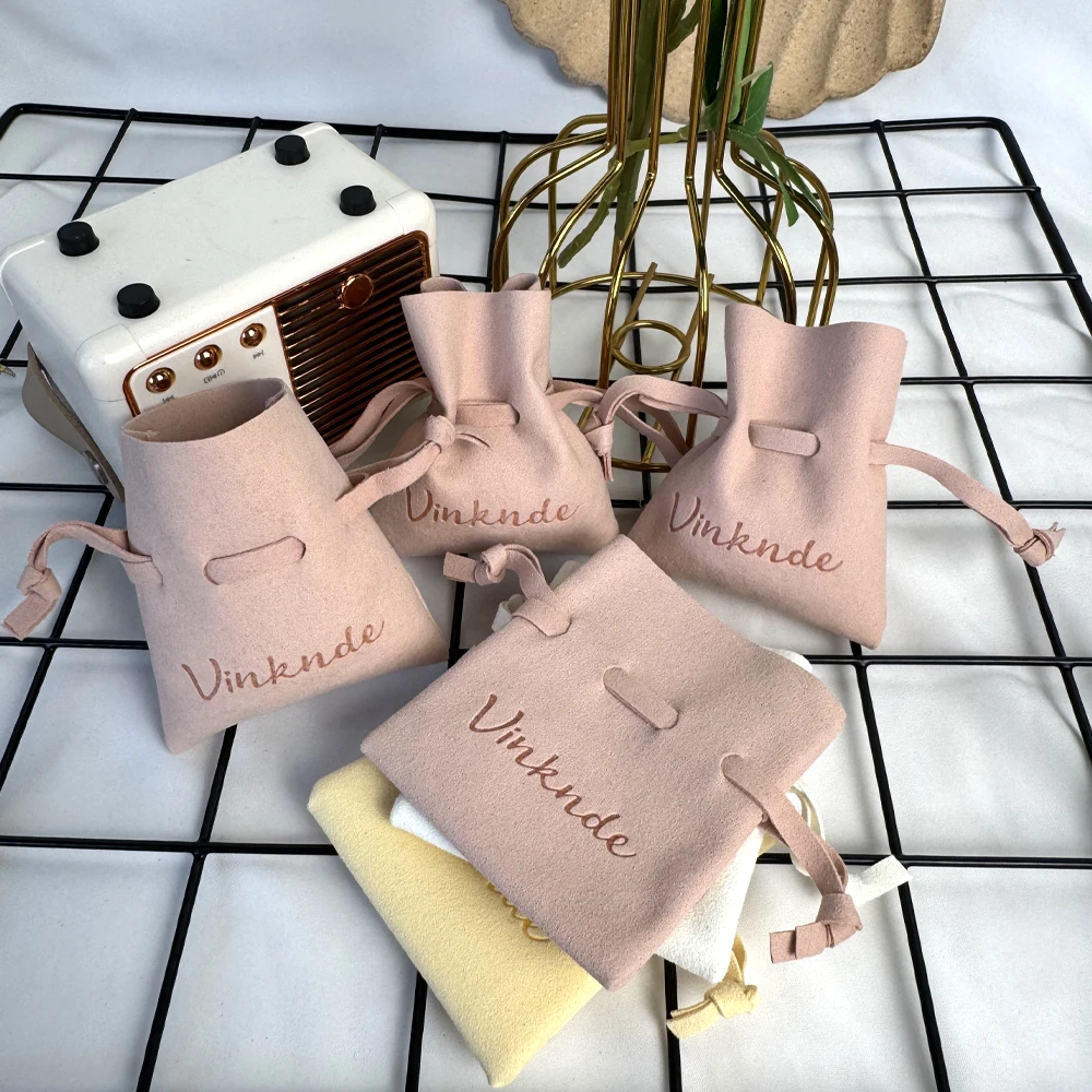 

100 шт., оптовая упаковка из микрофибры с логотипом на шнурке, серьги, браслет, бархатная сумка для хранения ювелирных изделий, органайзер для свадебных подарков