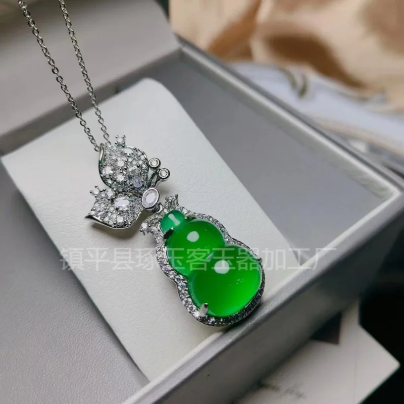 

Natural Emerald Green Inlaid Chalcedony Gourd Pendant with White Ice Marble Back Cover Necklace Supply