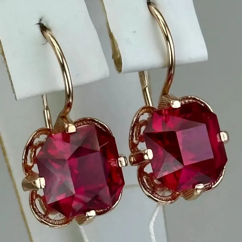 Vintage goldene Farbe Quadrat Kupfer Material Handwerker eingelegt mit roten synthetischen Zirkon Ohrringe Damen Luxus Anhänger Ohrringe