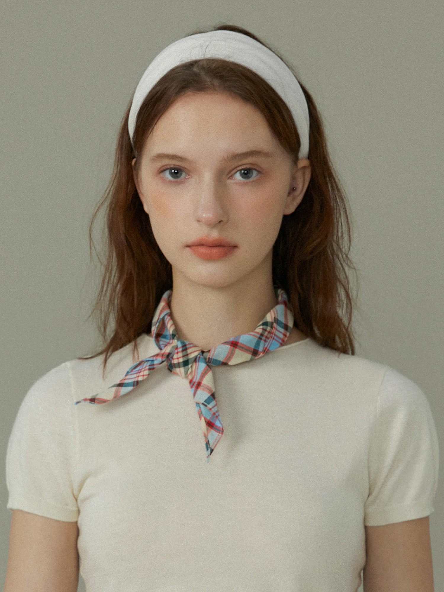 panuelo-triangular-a-cuadros-rojos-retro-llano-panuelo-para-la-cabeza-corbata-accesorio-elegante-y-casual-para-vacaciones
