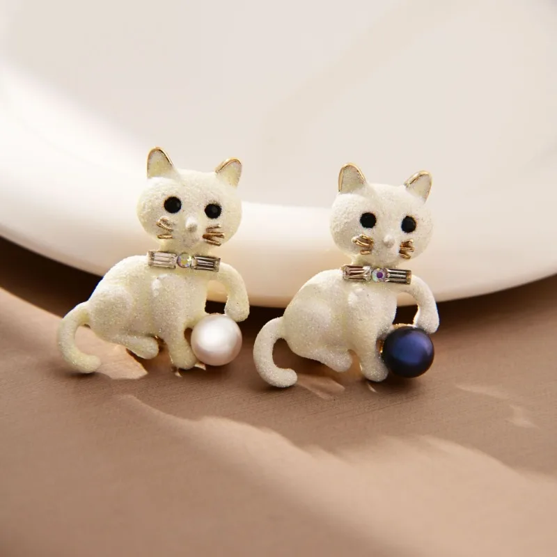 

New Arrival Cute Enamel White Cat Brooch Versatile Temperament Women's Suit Shirt Corsage Accessories Pin Creative Cute Animal
