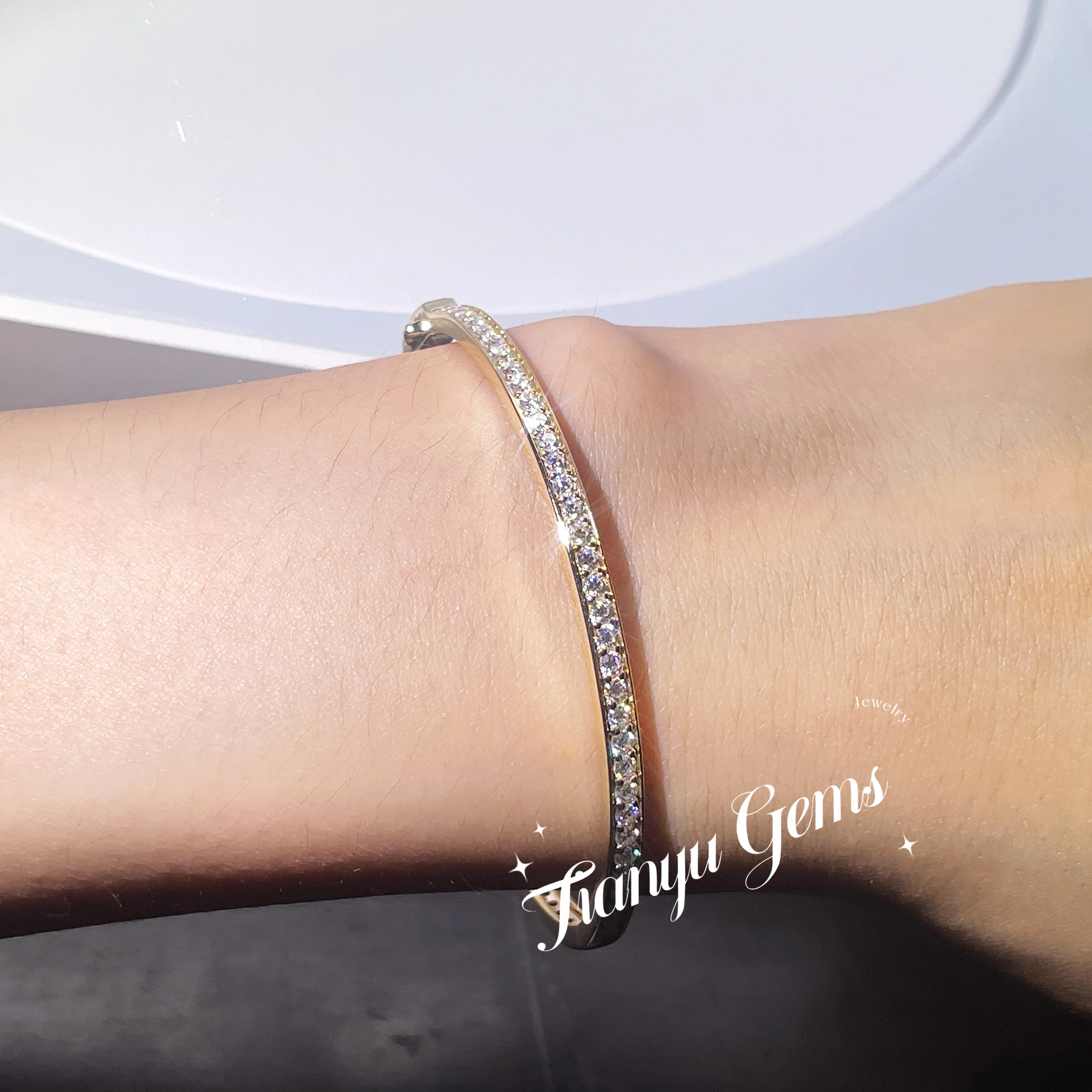 Tianyu Gems 2.5ctw Moissanite Bangle 18k 14k Yellow Gold 2mm Round D/VVS White Diamond Wedding Bangles 45x55mm Size for Women