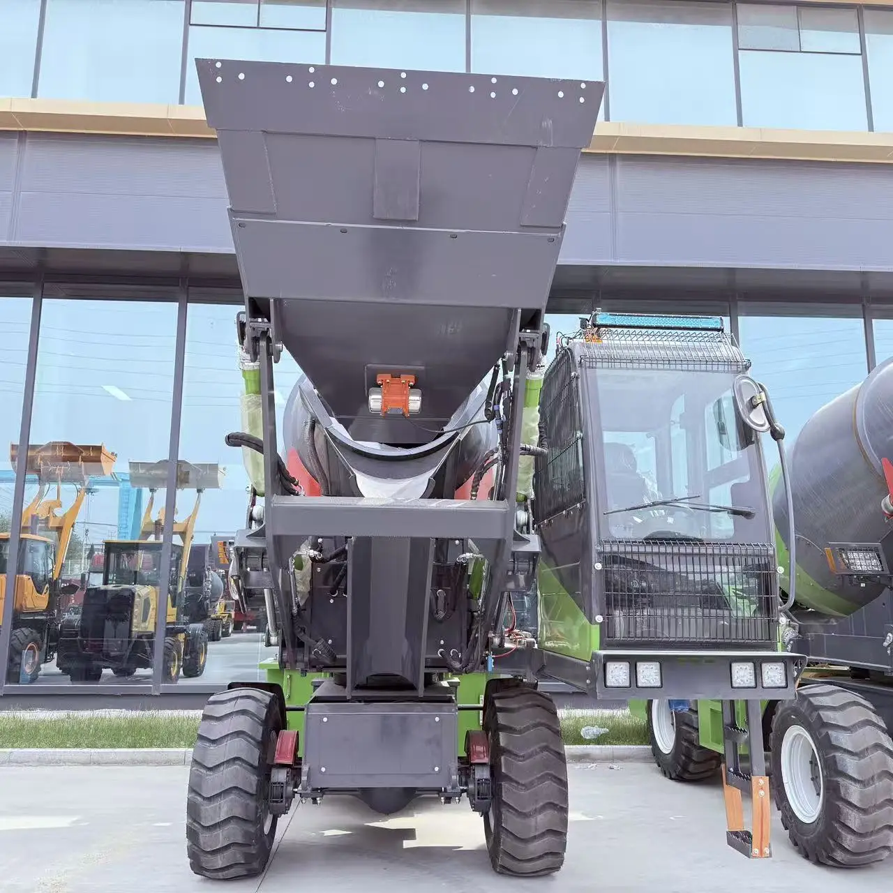 High Efficiency Labor Saving Diesel Powered 2.6 M³ Self Loading Concrete Mixer Truck Mobile Self Mixing Cement Equipment
