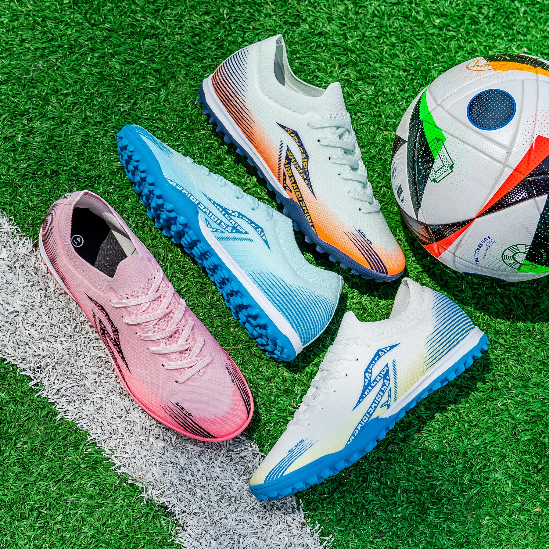 

Fashionable low-top football shoes with TF studs and FG long studs, available in a unisex style in four color options. shoes