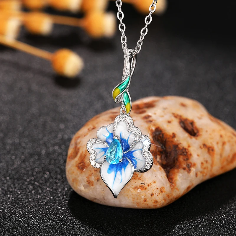 Huitan Emaille-Halskette mit blauem Blumen-Anhänger, ästhetische Damen-Accessoires für Hochzeit, Verlobung, Party, ausgefallenes Geschenk, Statement-Schmuck
