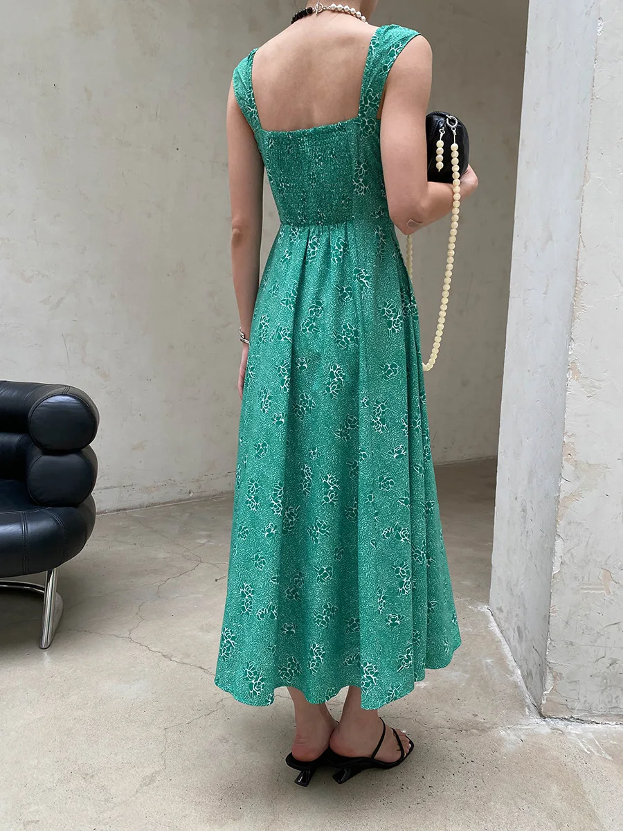 Sommerliches Damenkleid im französischen Retro-Stil mit eckigem Ausschnitt, tailliertem Schnitt und schlank machendem Blumenmuster. – Detail 11