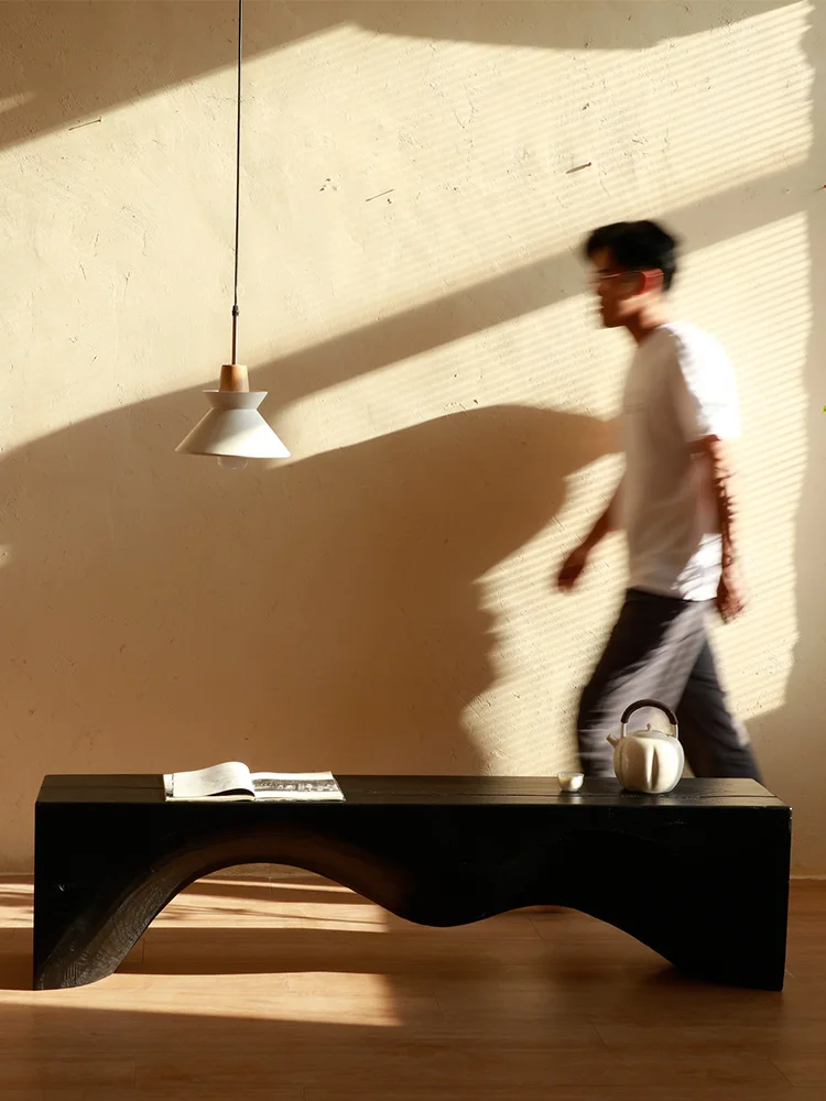 Ławka z karbonizowanego czarnego drewna, cała ławka z litego drewna, drewniany stołek do zmiany butów przy wejściu w stylu wabi-sany.