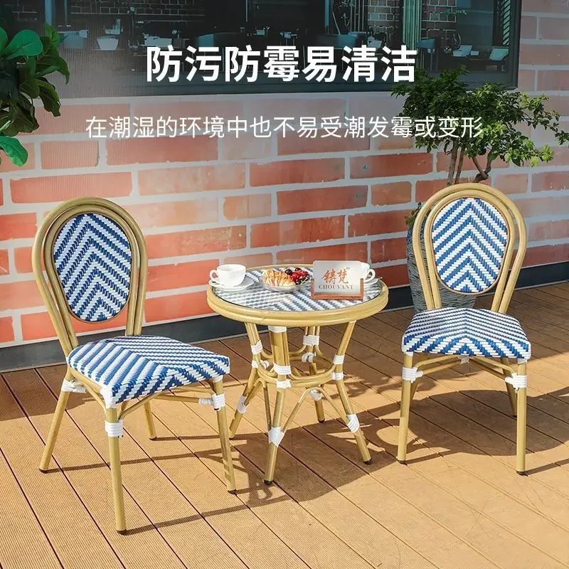 

Французский скандинавский набор для улицы: стол и стулья