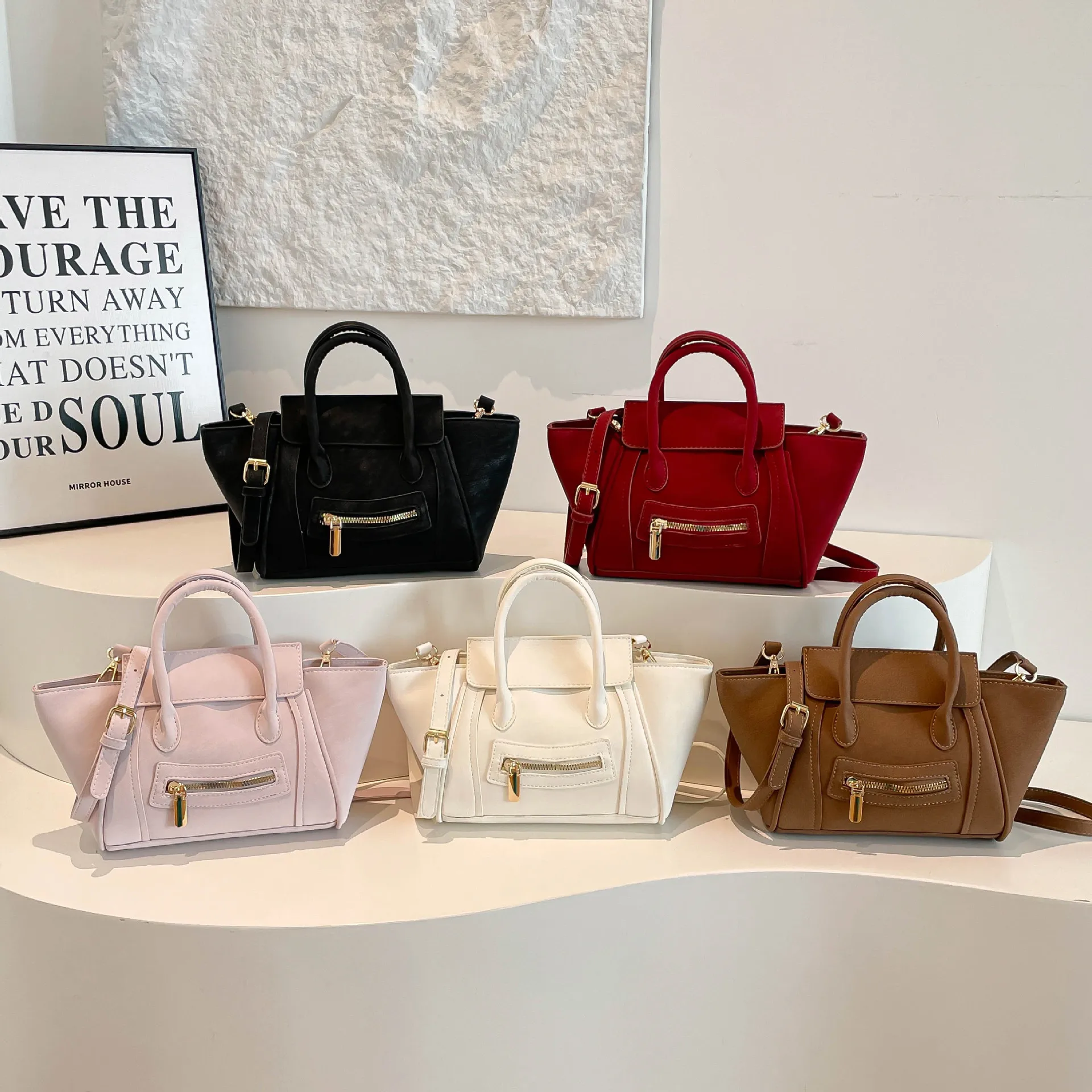 

Новая простая портативная маленькая квадратная женская сумка 2026 года: премиальная текстурированная сумка с смайликом, универсальный дизайн, на плечо и через плечо