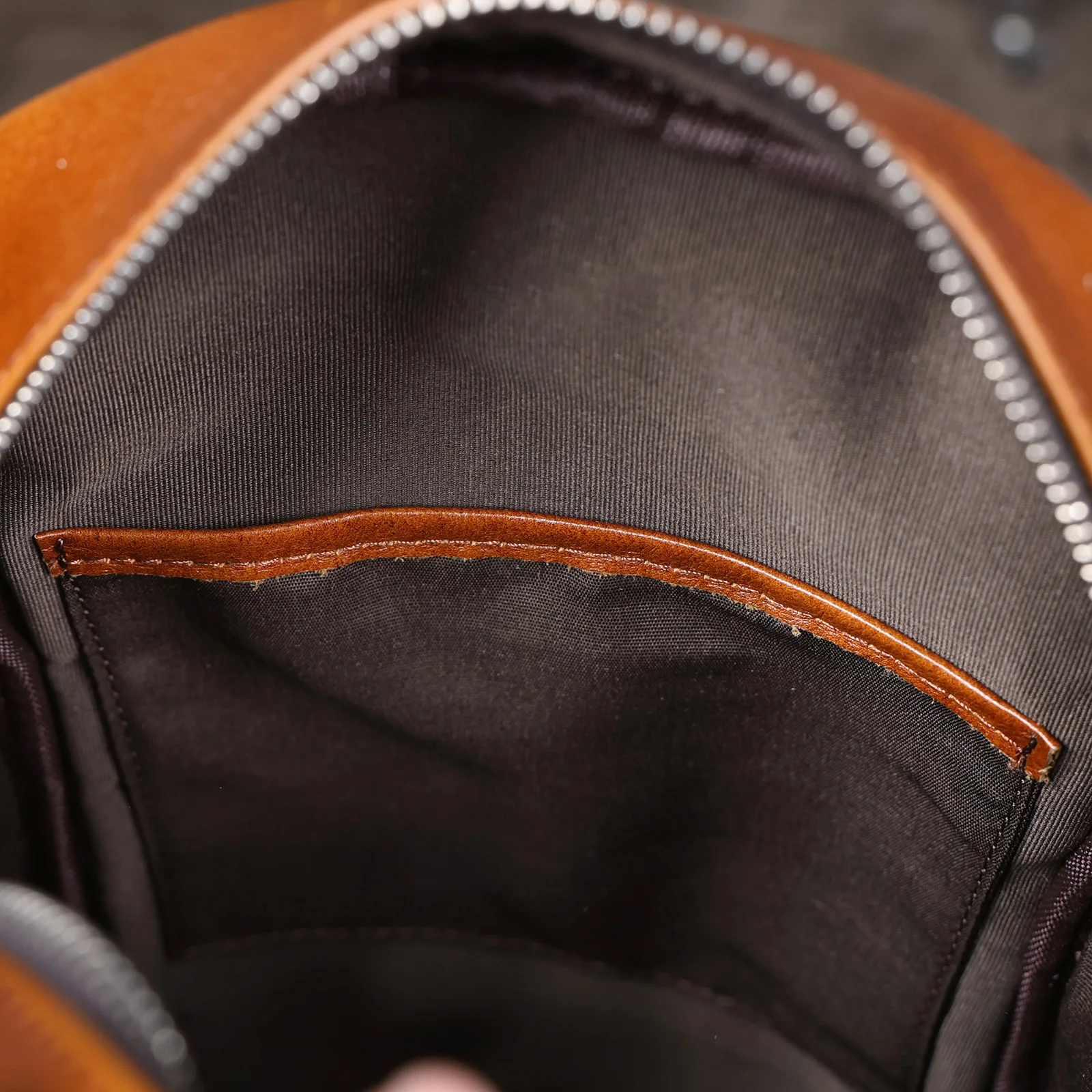 S.WORKER Herren-Umhängetasche aus hochwertigem, pflanzlich gegerbtem Leder, lässige Mode-Brusttasche – Detail 16
