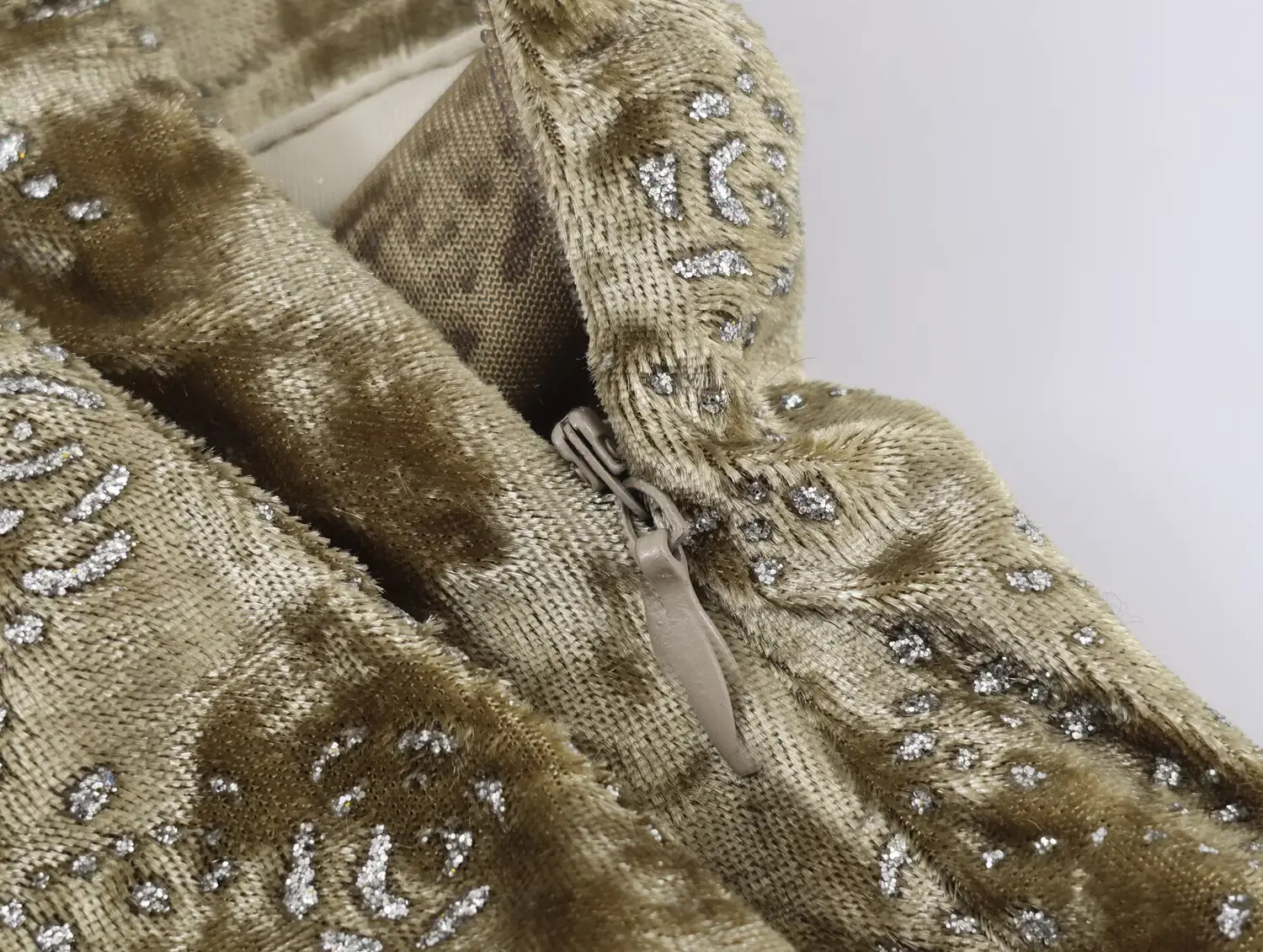 แฟชั่นผู้หญิงปี 2025: สไตล์ยุโรปและอเมริกา ลุคเมทัลลิกสุดอินเทรนด์ กางเกงฮาเร็มลำลองเอวกลาง