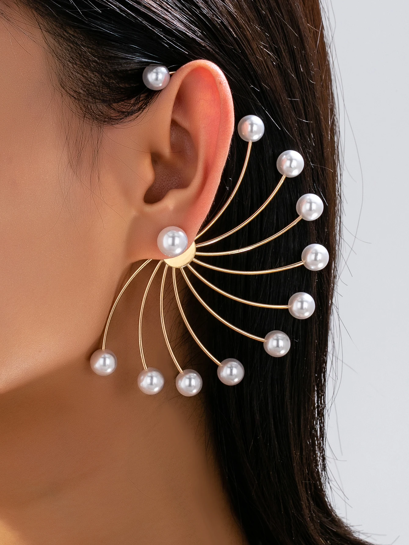 Pearl Fan-Shaped Ear Clip Earrings, No Piercing Needed, Metal Line Wrapped Ear Clips, Exaggerated Dangle Earrings for Women, Party and Wedding Fashion Accessories