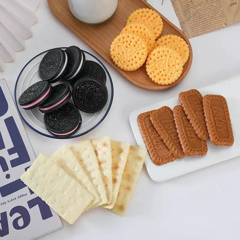 คุกกี้ปลอมจำลองเหมือนจริง ขนมปังกรอบ ของตกแต่งอาหาร ขนมหวาน ของประกอบฉาก โมเดล PVC 10 ชิ้น/ชุด