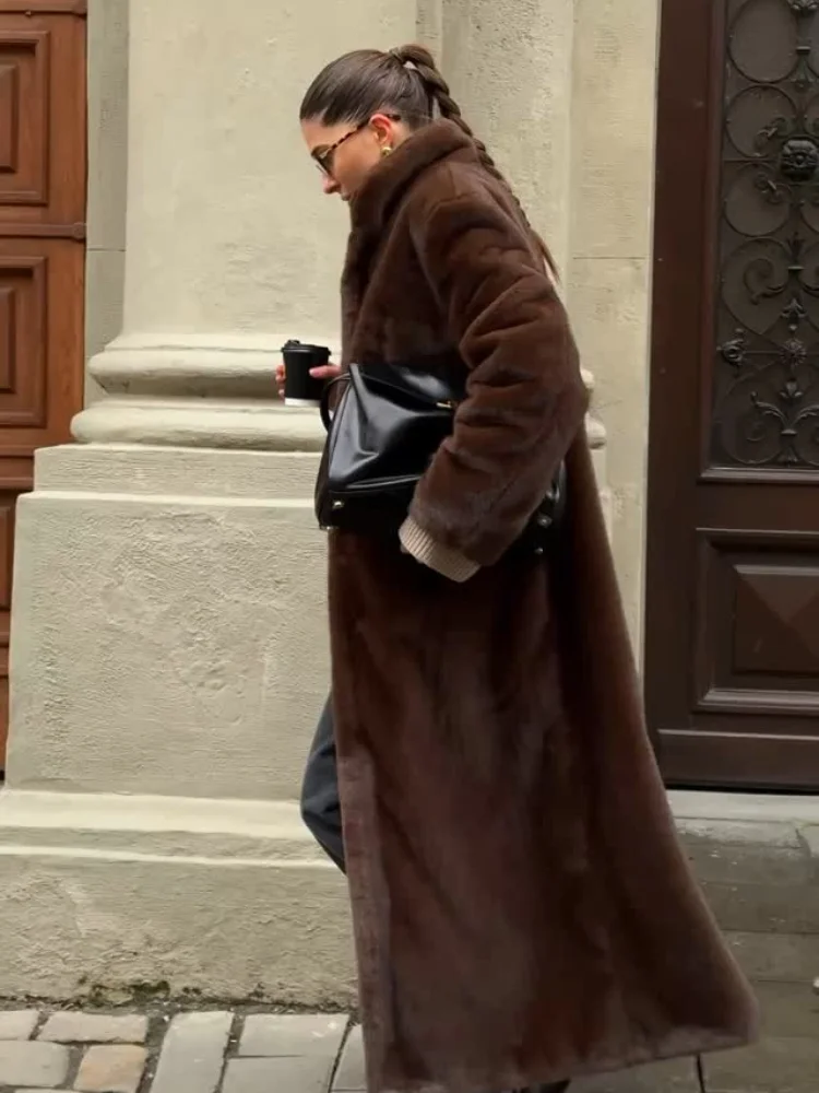 Cappotti lunghi in pelliccia sintetica solida da strada Donna Casual Maniche lunghe Risvolto Cappotto caldo addensato allentato Donna 2025 Autunno Inverno Lady Outwears