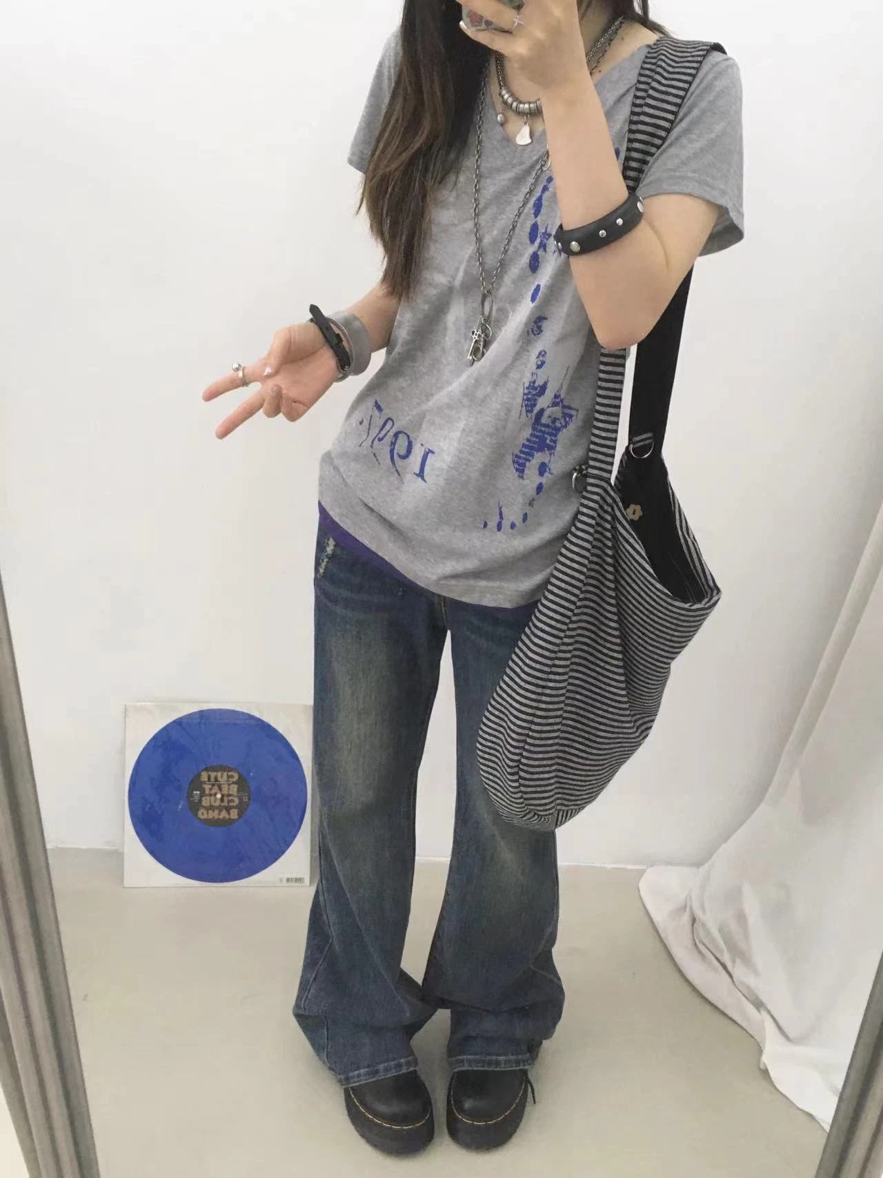 Karrram Japanisches Y2k Fake Zweiteiler-T-Shirt, Trashy 2000er-Jahre-Oberteil mit Buchstaben-Print und V-Ausschnitt, Vintage Harajuku Streetwear, American Retro 90er-Jahre – Detail 11