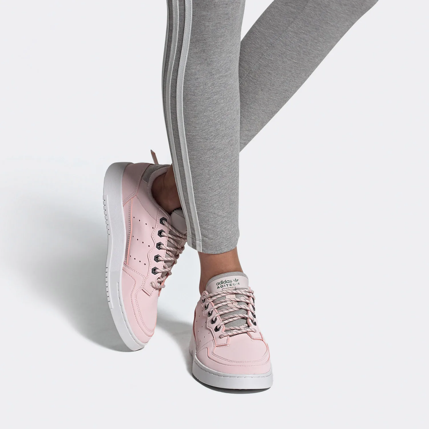 

Официальные мужские и женские классические кроссовки Adidas Supercourt W FV5470