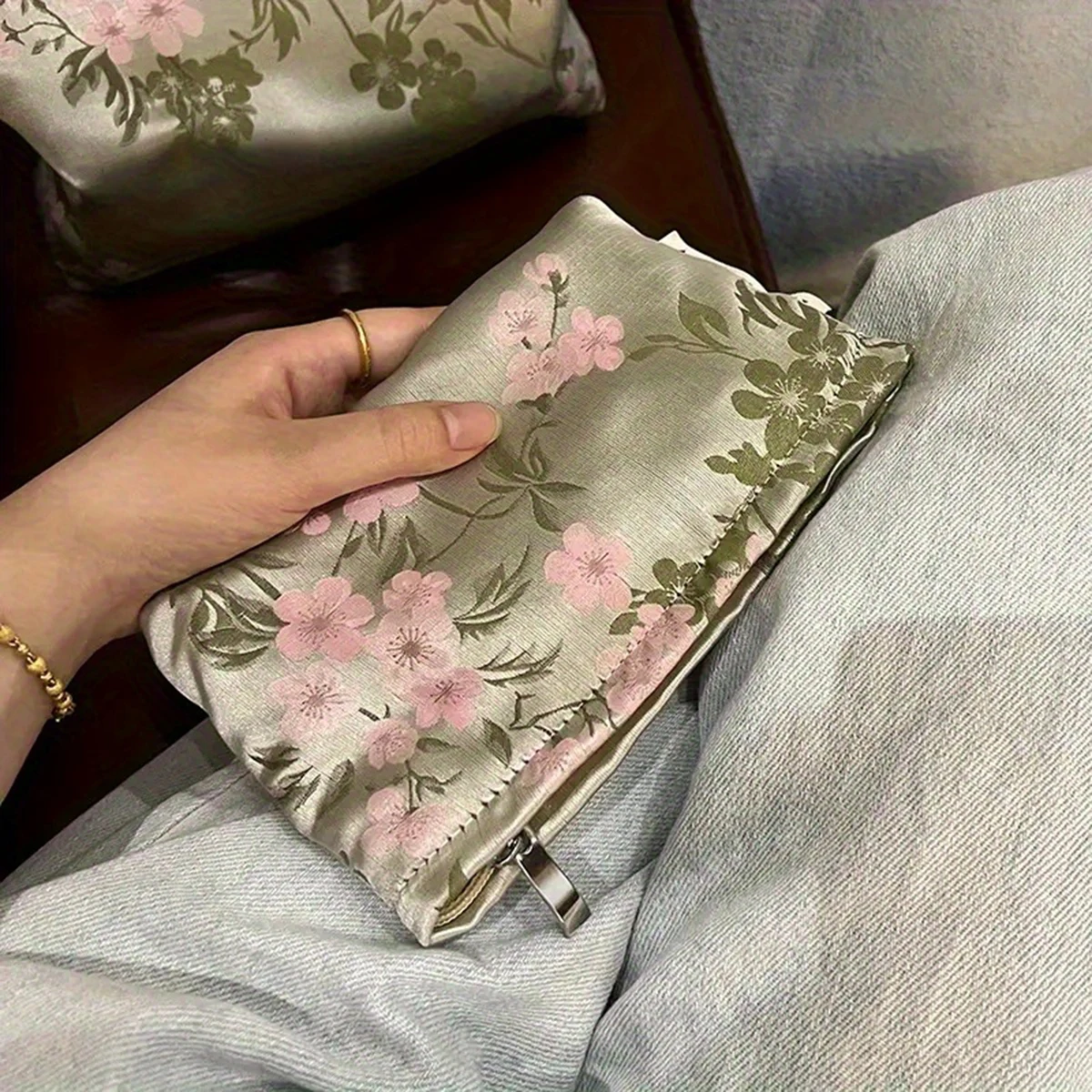 حقيبة مكياج من الساتان على الطراز الصيني، حقيبة تخزين منتجات العناية بالبشرة، حقيبة الهوية، حقيبة أدوات الزينة، حقيبة مكياج محمولة باليد، قطعة واحدة