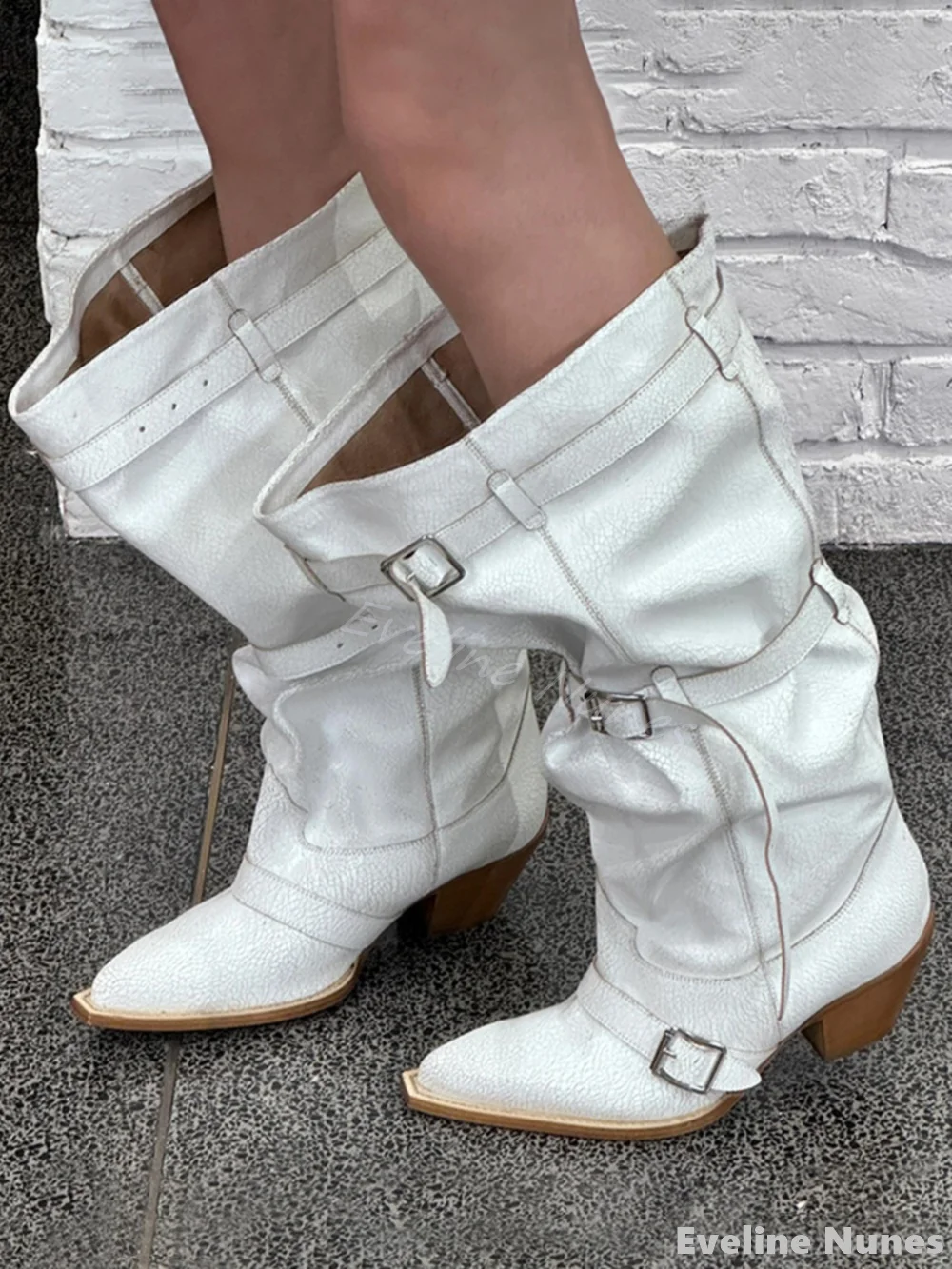 

2025 Новые белые плиссированные ковбойские сапоги в стиле вестерн, женские длинные сапоги без шнуровки с острым носком и пряжкой на массивном каблуке, новые кожаные сапоги в стиле ретро