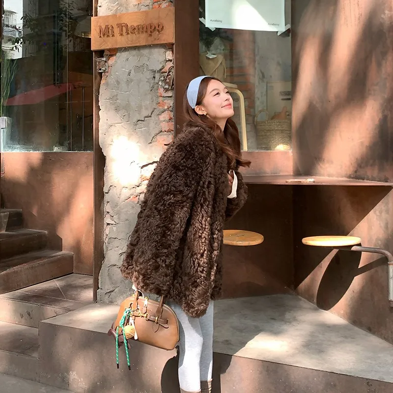 Un nouveau manteau de fourrure mi-long avec col de costume et mélange pour femme