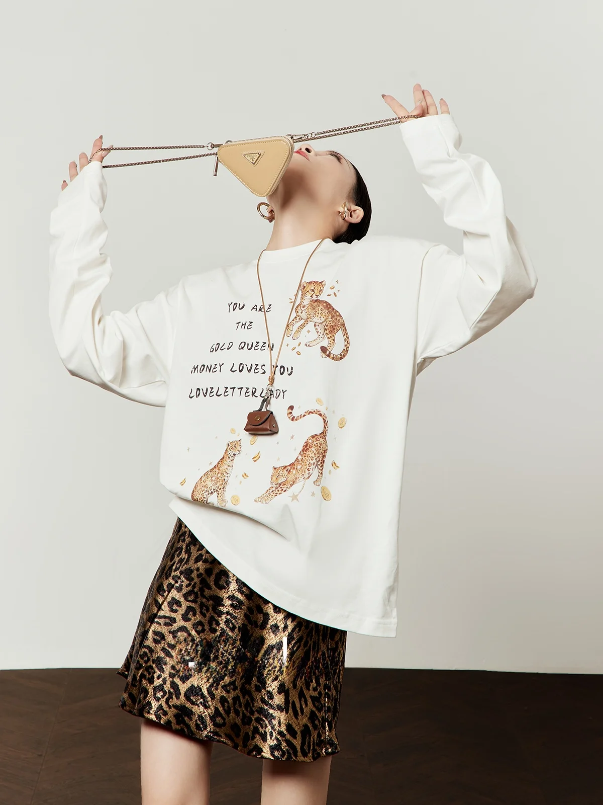 

Женская свободная футболка с принтом Gold Leopard, белая, из хлопка, с длинным рукавом, винтажный стиль, новинка весна 2026
