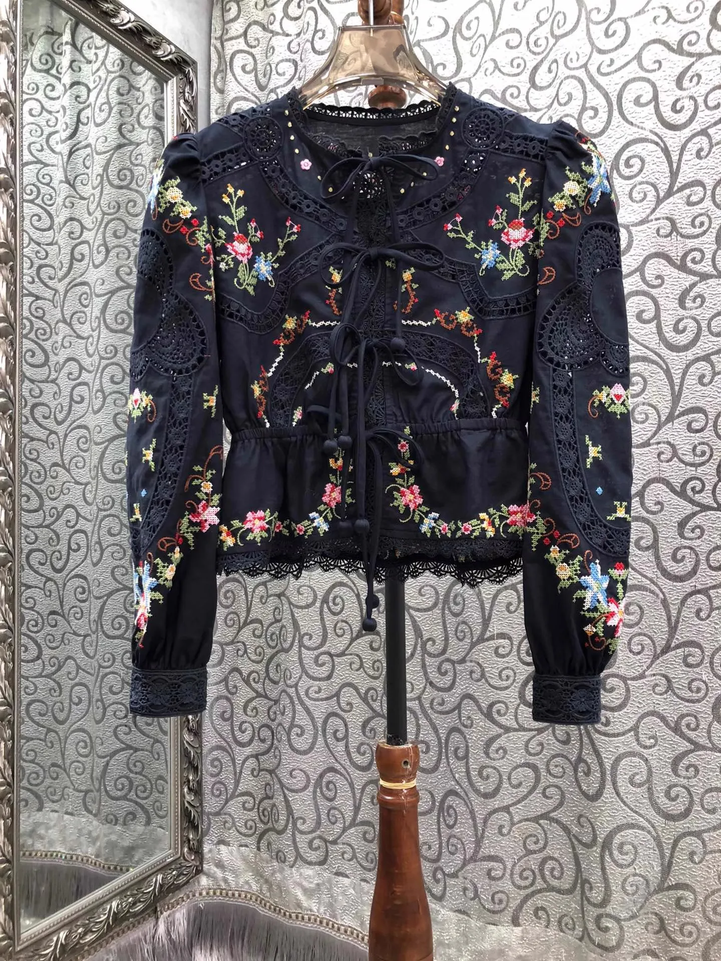 高品質な新作ブラウスシャツ 2025年秋 レディース 透かし彫りレース刺繍 長袖 ダークブルー ワインレッド コットンリネンシャツ