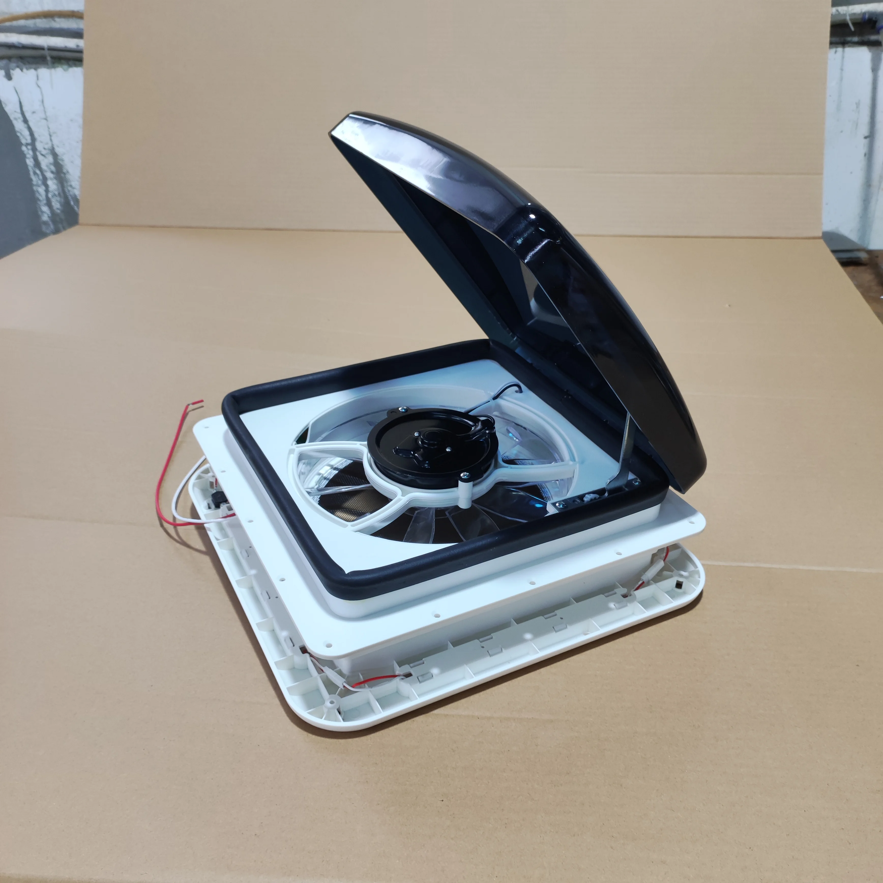 Ac Caravan Bus RV Manual Roof Hatch Strong Support Arm 12V LED Light Glass Engineering Plastic Top Cover Used Condition Opening