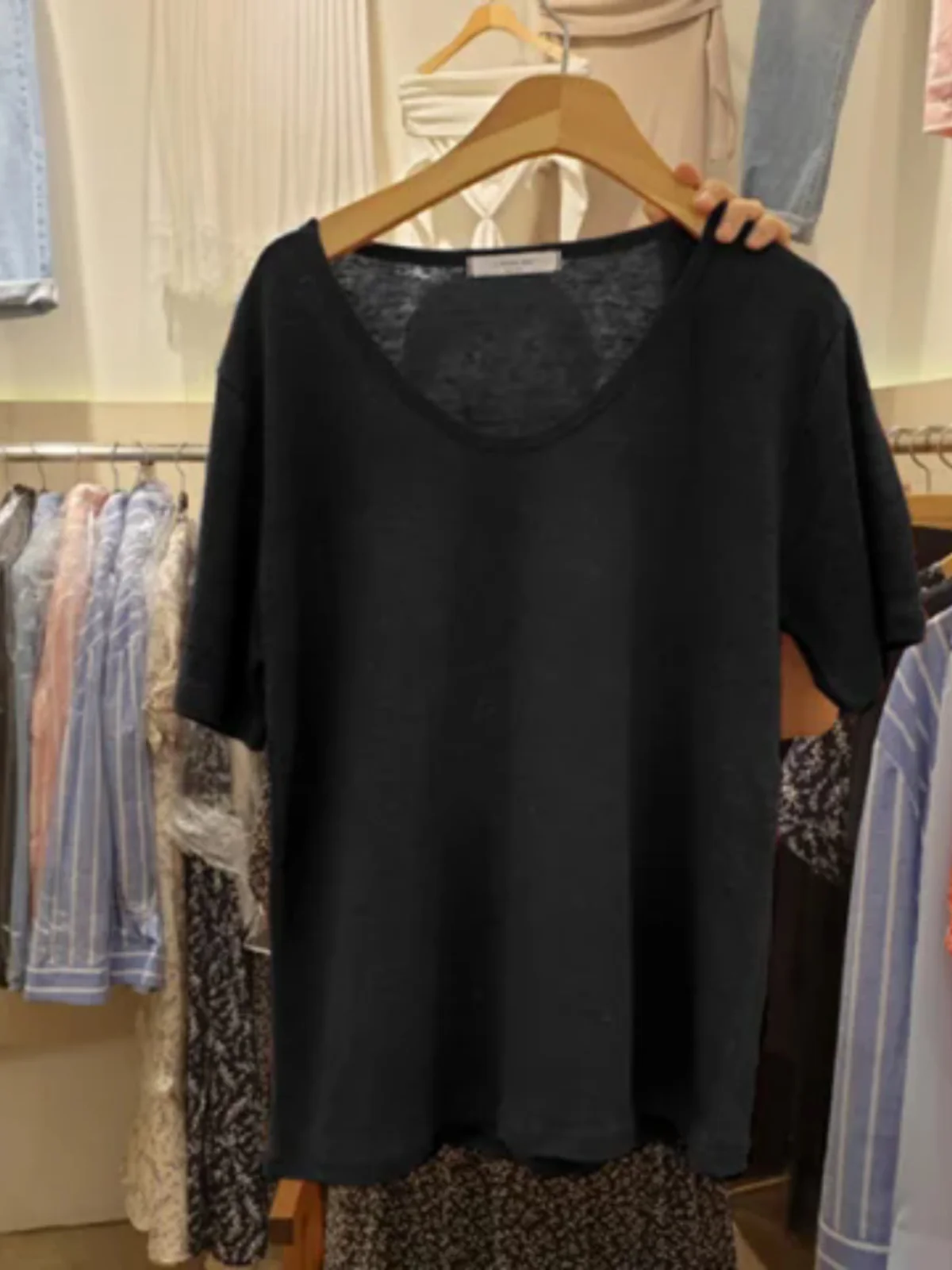 تي شيرت نسائي فضفاض من القطن والخيزران بأكمام قصيرة تي شيرت نسائي أبيض برقبة على شكل حرف v قميص صيفي رقيق ذو طبقة أساسية بلون... #1