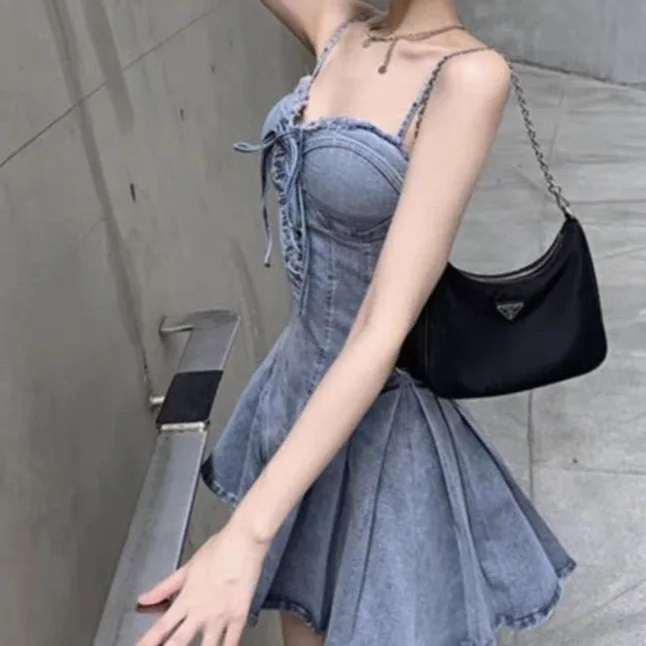 Vestido Mini Feminino Elegante em Jeans com Renda e Babados, Sem Mangas, Modelo Evasê, para o Dia a Dia e Festas