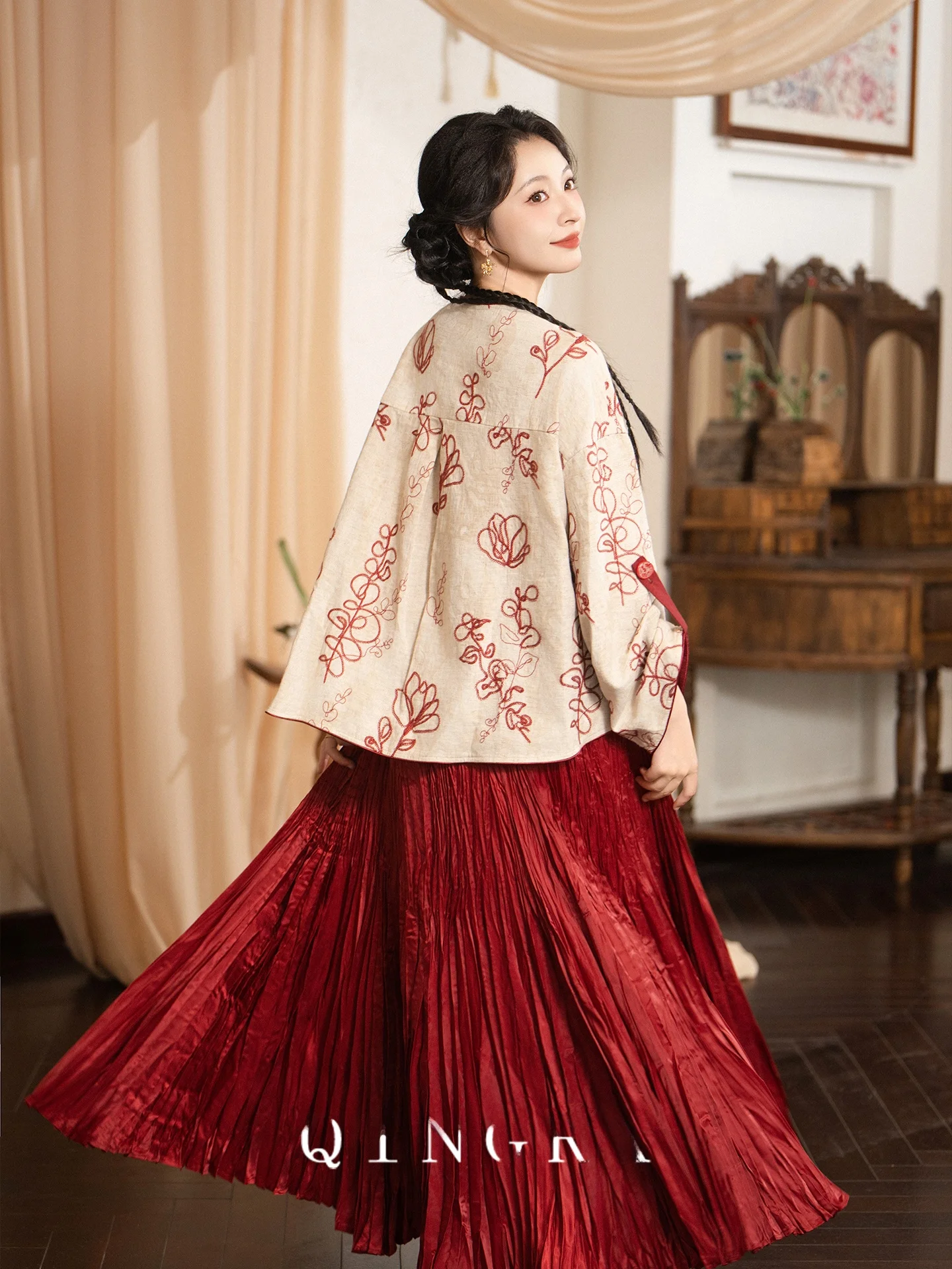 

Новый китайский свадебный комплект: платье с длинными рукавами и длинной юбкой из дышащего полиэстера с цветочным узором для повседневной носки и свадебных церемоний