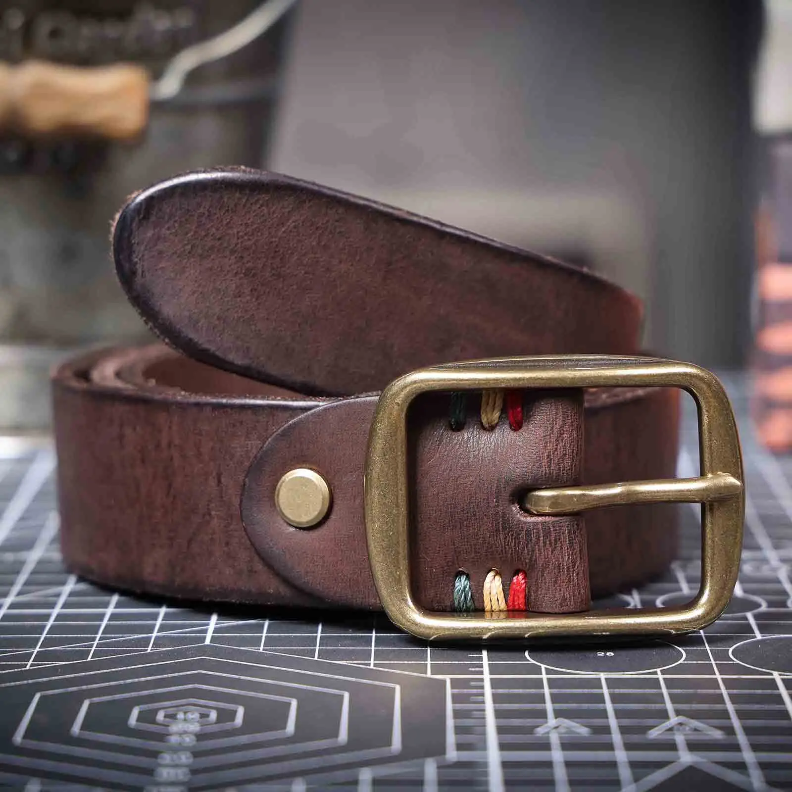 Vintage-Herrengürtel aus echtem Leder mit massiver Messingschnalle, handgefertigte lässige Dornschließe aus verdicktem italienischem Rindsleder mit Geschenkbox – Detail 14