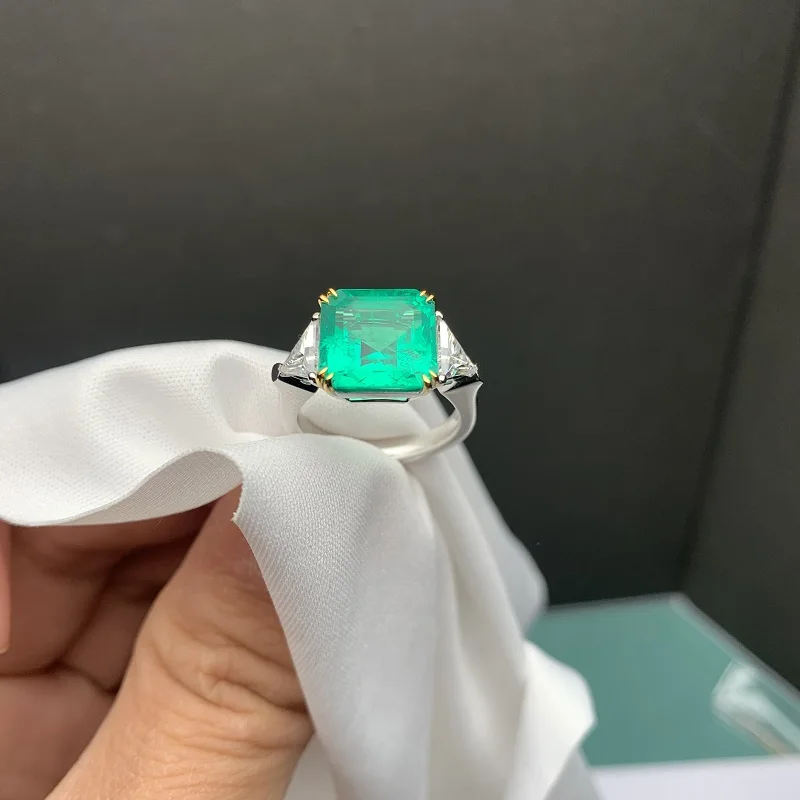 Ruihe Custom 18k Gold White Ring Created about 4.5ct Hydrothermal Lab Grown Emerald with Moissanite for Women Party Wedding Gift