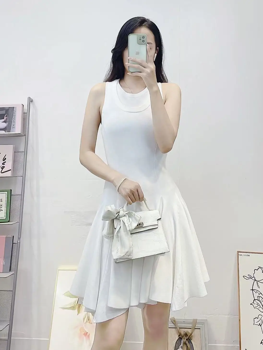 ชุดเดรสทรงเอ เรียบหรู อ่อนเยาว์ และกระชับสัดส่วน มันมีดีไซน์แขนกุดจับจีบหางปลา