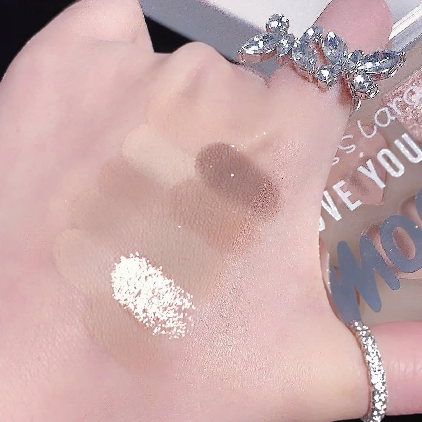 ナチュラルアイシャドウパレットパウダーフローティングハート型ファインフラッシュメイクアップパレット防水防汗化粧品目