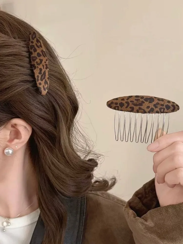 Retro-Stil Filzkamm mit ovalem Metallgestell – für voluminöse Hochfrisuren, Damen-Haaraccessoire – Detail 1