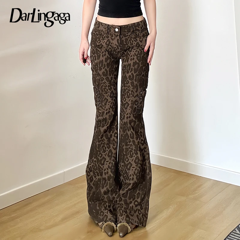 

Уличная одежда Darlingaga, джинсы с леопардовым принтом и заклепками, женские модные расклешенные брюки в полный рост, шикарные брюки на пуговицах