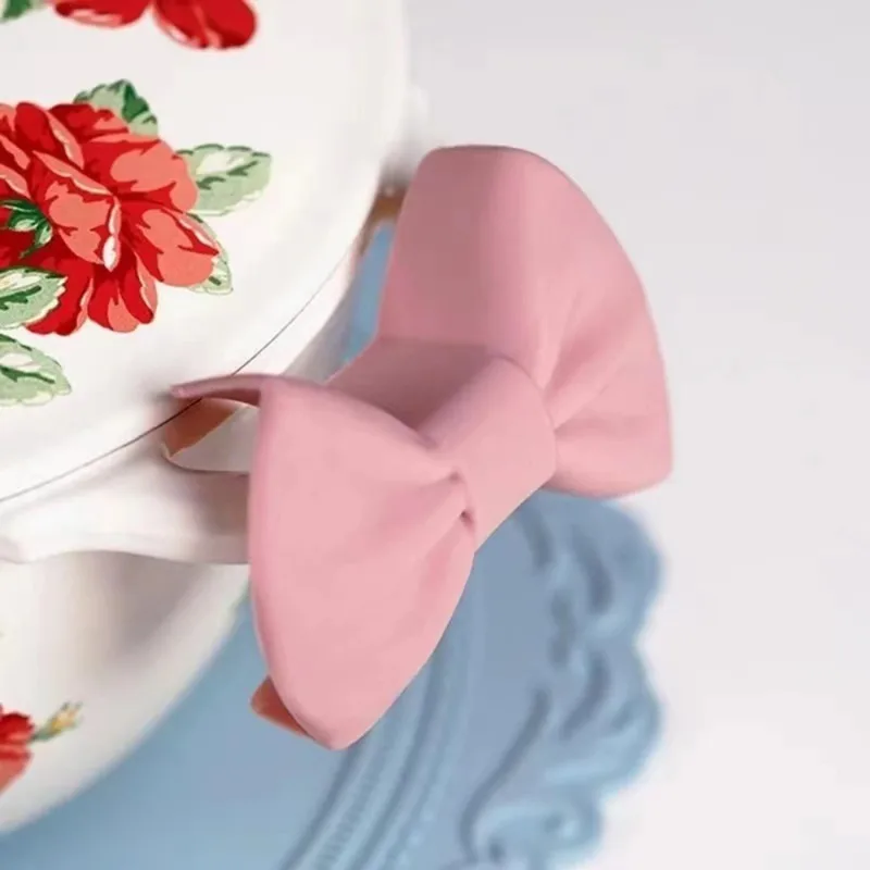 Kitchen baking bowl holder anti scald and anti slip silicone cover, household pot handle cover, microwave oven insulation clip