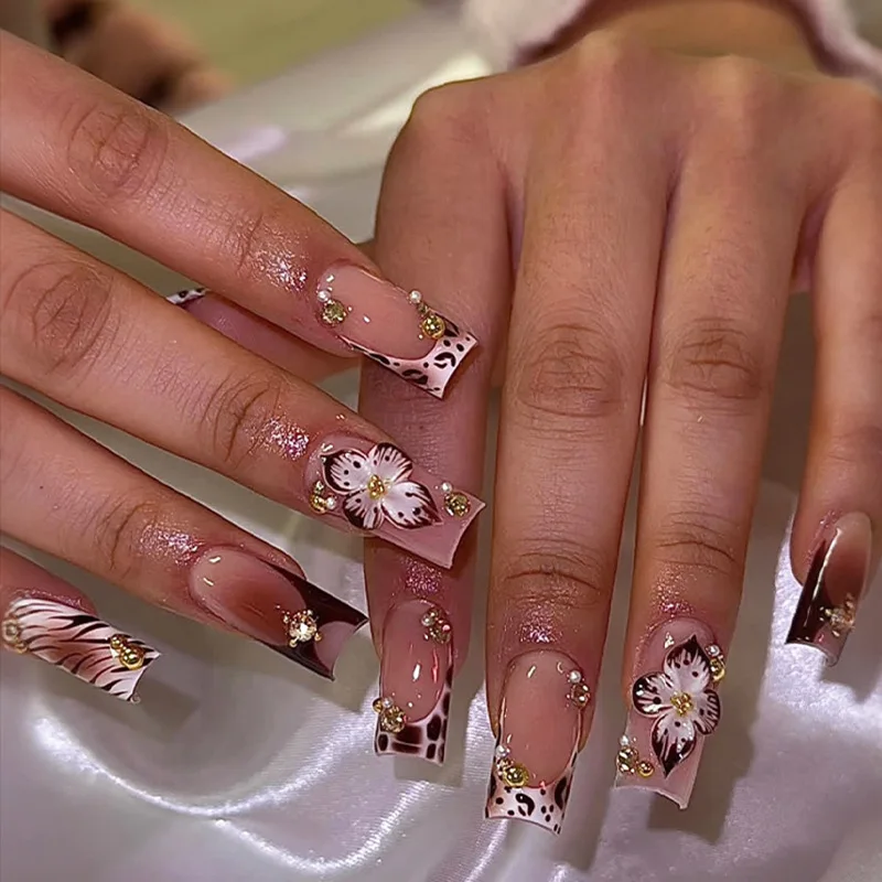 24pcs Short Square Press on False Nails Sets Wearable Woman with Flower Design Stick on Nail Gilded Strip Pearl Fake Nails Tips