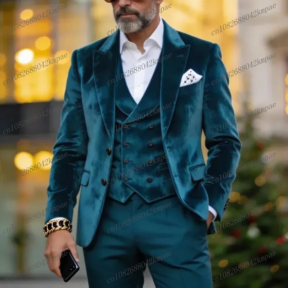 

Темно-синий бархатный мужской костюм для торжественных мероприятий: свадьбы, выпускного, деловых встреч. Мужской смокинг из 3 предметов: пиджак, жилет, брюки.