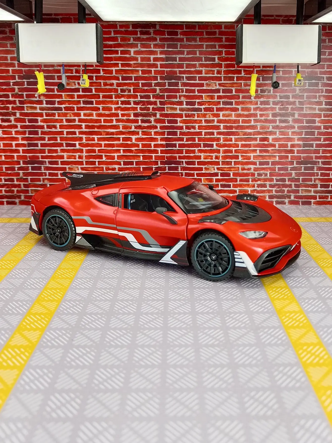 1/24 simulation Mercedes Benz One AMG car alloy model doors on both sides that can be opened rich in details, finely crafted
