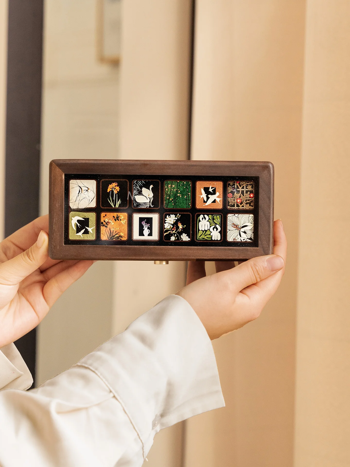 

Portable Gold Jewelry Storage Box Handbag Bracelet Box Dustproof Cover Retro Sle Wooden Material Desktop Organization Tool