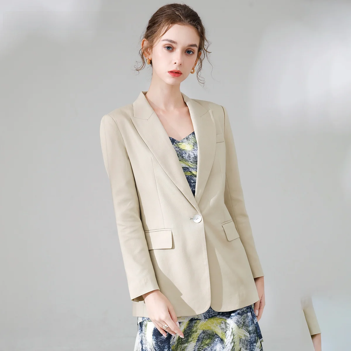 

Элегантный женский костюм с одной пуговицей, весна-осень 2025, новая коллекция, свободный крой, прямые брюки, люксовый стиль — костюм премиум-класса