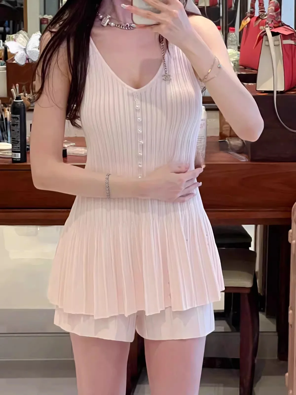 

Розовый вязаный комплект из двух предметов с топом на бретелях и шортами от Winema Snow для лета 2024 года – модный женский костюм