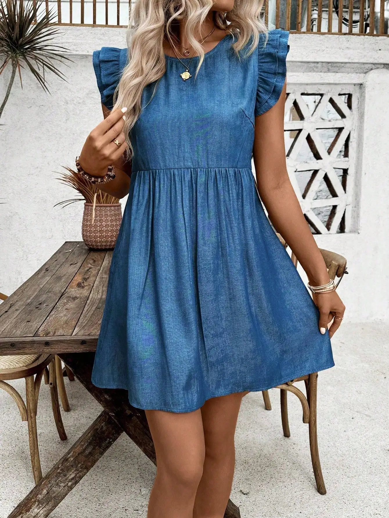 

Однотонное мини-платье А-силуэта с рюшами на рукавах и круглым вырезом для женщин