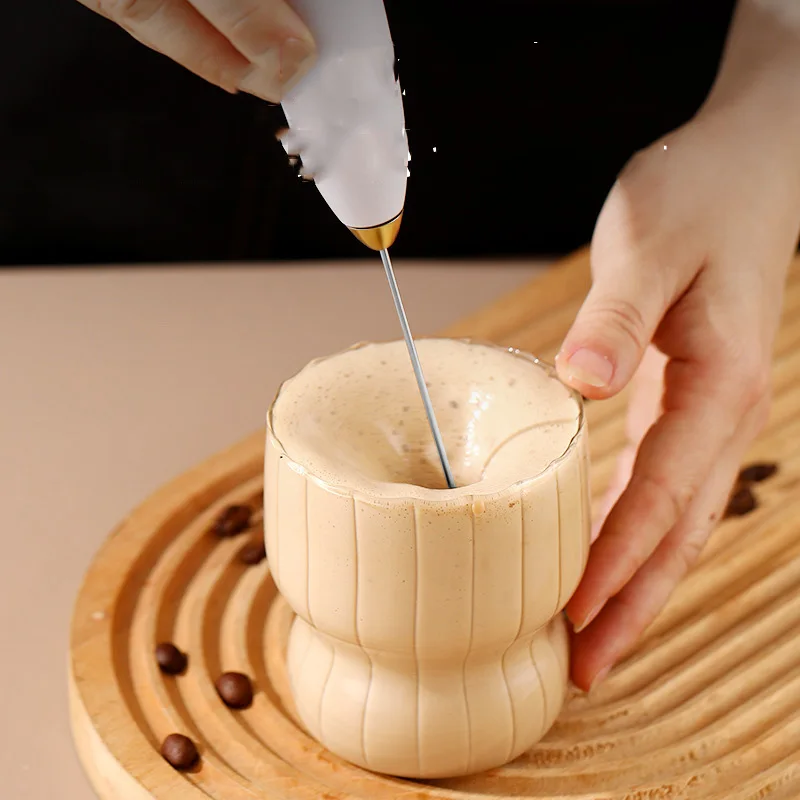 

Электрический вспениватель молока, 1 шт., электрический венчик, USB перезаряжаемый компактный вспениватель молока для домашнего офиса с подставкой, сливочник для кофе и молока