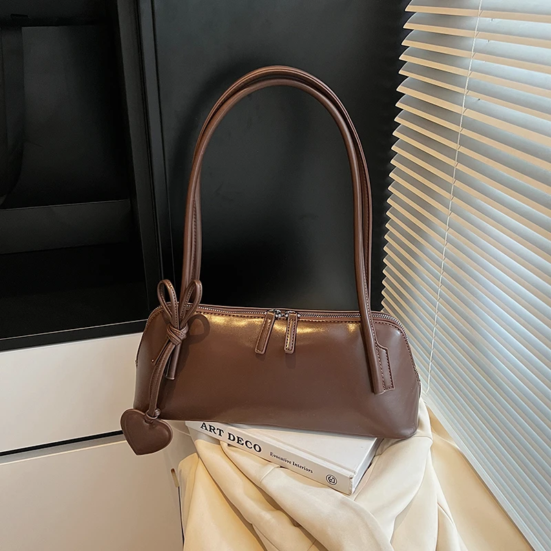 2025 الخريف والشتاء موضة جديدة الصلبة بولي PU حقائب كتف مربعة شعبية بسيطة تنوعا الشعور على حقائب الإبط الفاخرة للنساء