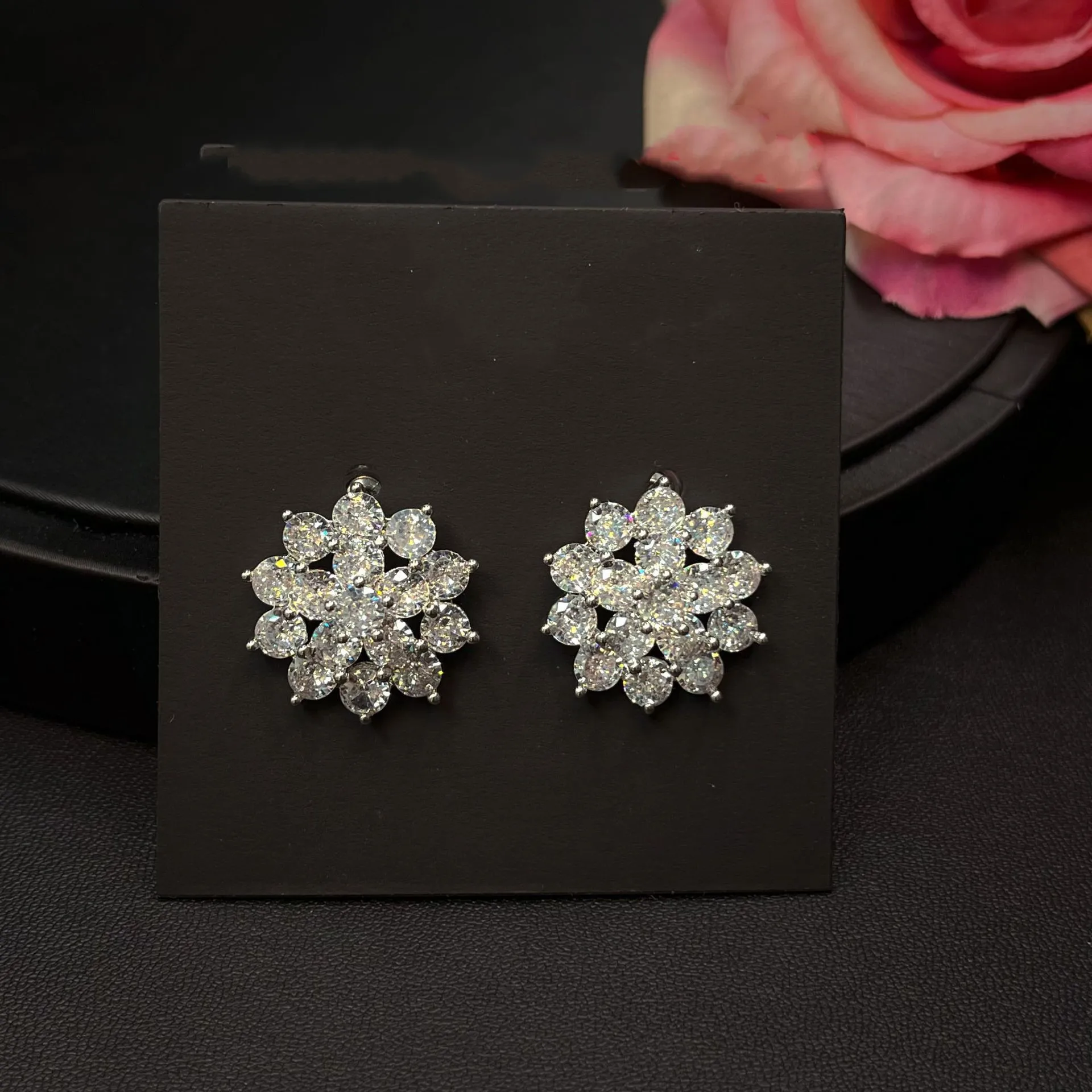 

Vintage minimalist and luxurious flower earrings