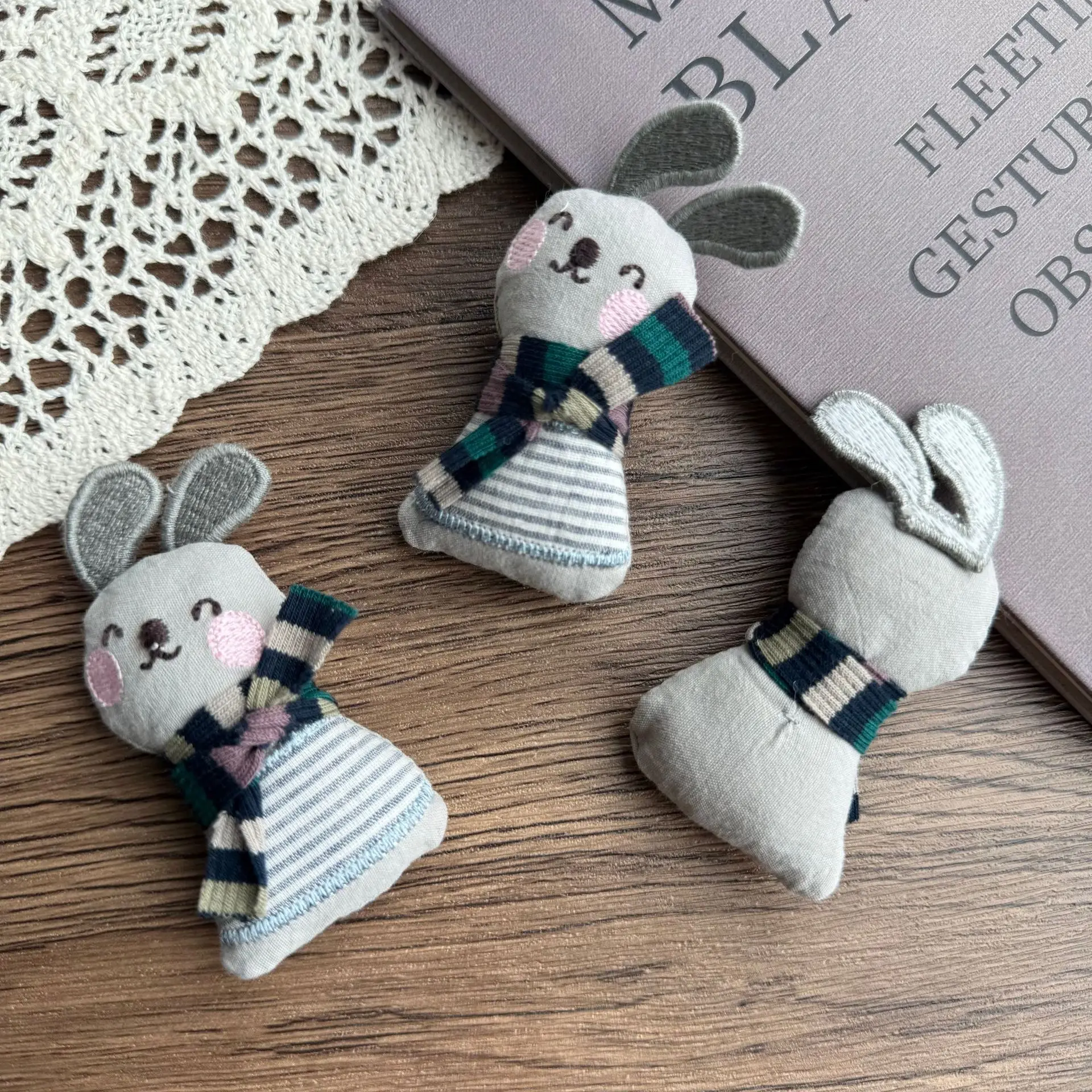 

Handmade Stuffed Fabric Scarf Bunny Bear Cat Pin Hair Brooch for DIY Bag Hat Clothing Accessory Adorable Gift