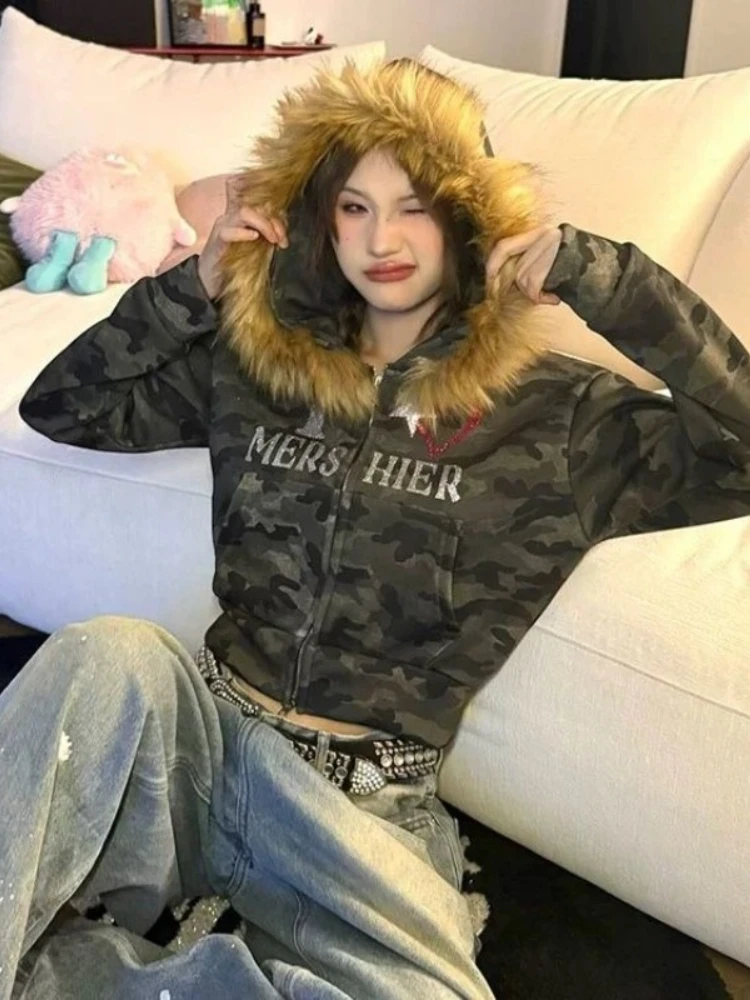 

2000s High Street Готическое меховое лоскутное пальто с капюшоном Корейский принт на молнии Уличная одежда Свободная куртка Y2k 2025 Новый зимний женский топ Chic