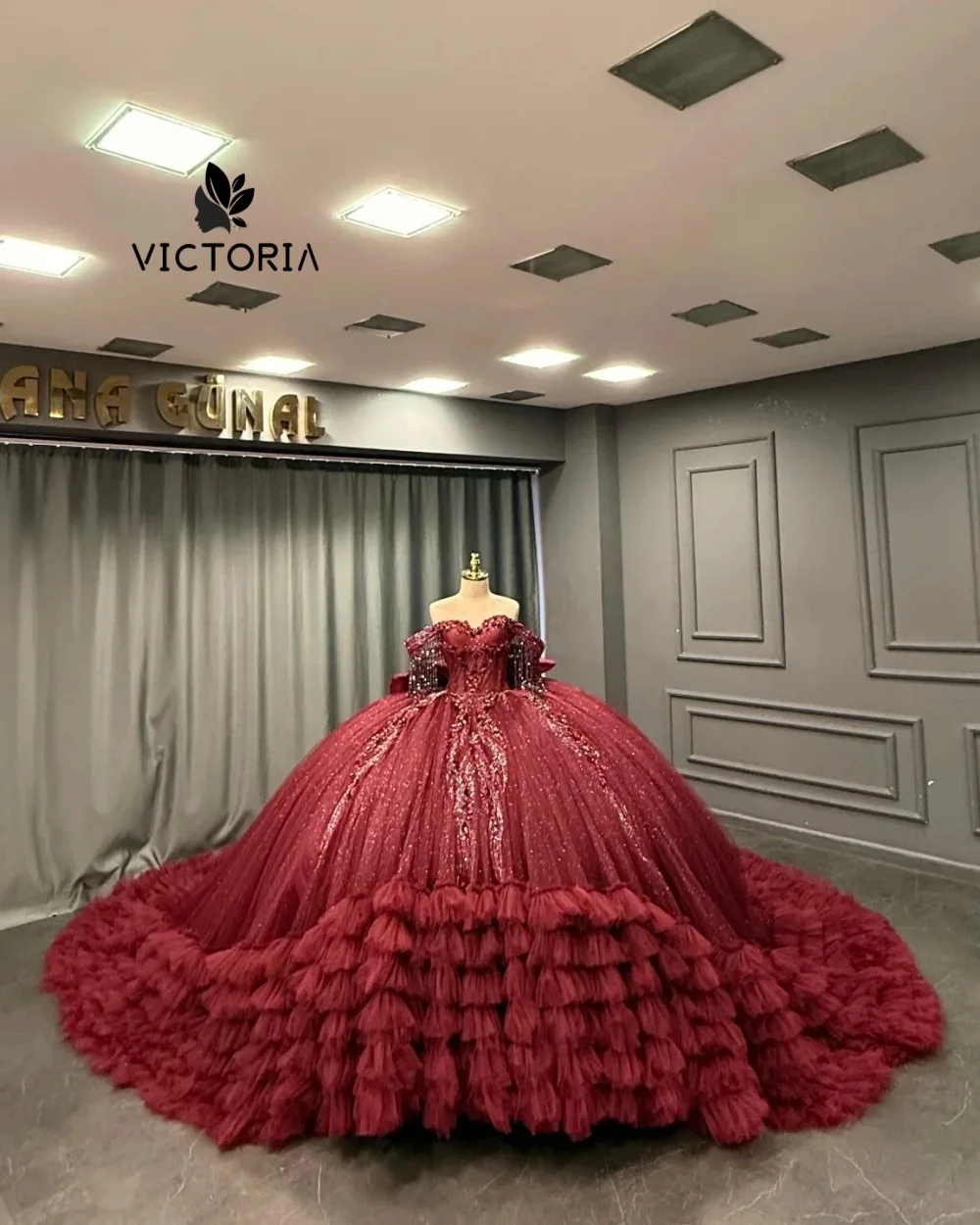 

Attractive Burgundy Off the Shoulder Quinceanera Dresses for Girls Tiered Appliques Ball Gowns Princess Ball Gown Customised